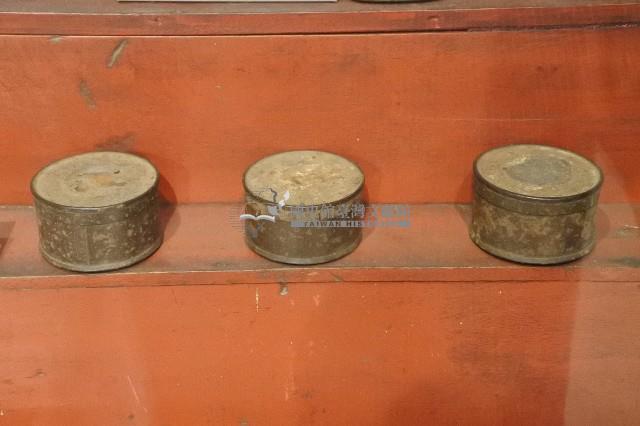 金屬製圓筒型袋蓋藥盒藏品圖，第1張