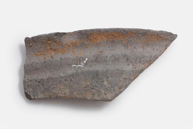 灰黑色夾砂帶弦紋陶缽殘片藏品圖，第1張