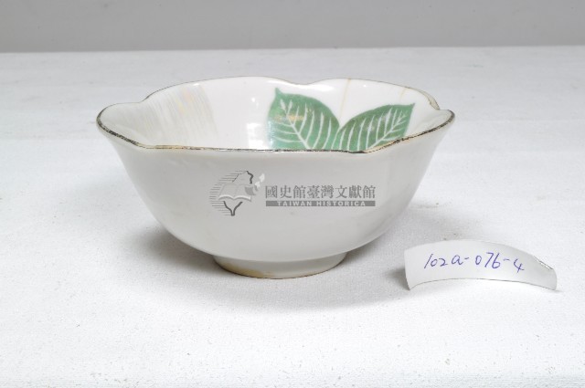 黑口五瓣式花口貼花紅綠彩櫻花紋瓷碗藏品圖，第1張