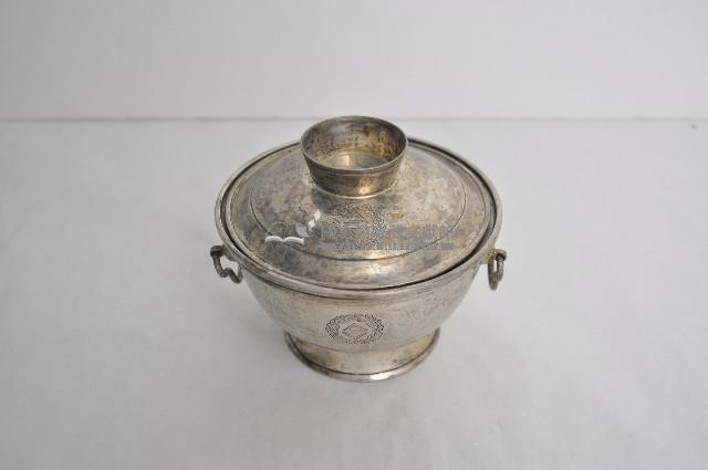 總督府徽紋雙繫環帶蓋銀碗三套組藏品圖，第1張