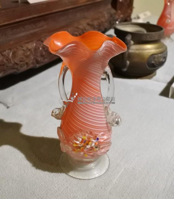 波浪口雙耳浮雕折枝花卉紋細頸橘色玻璃花瓶藏品圖，第1張