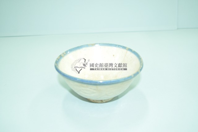青釉口白地浮雕深腹碗藏品圖，第1張