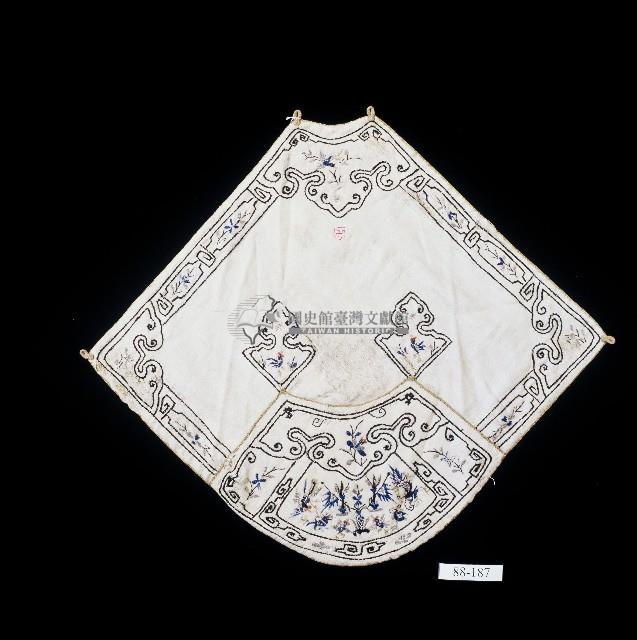 群祥畢至刺繡扇形白緞肚兜藏品圖，第1張