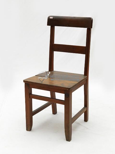 省府員工宿舍配給直式背沿木製椅子藏品圖，第1張