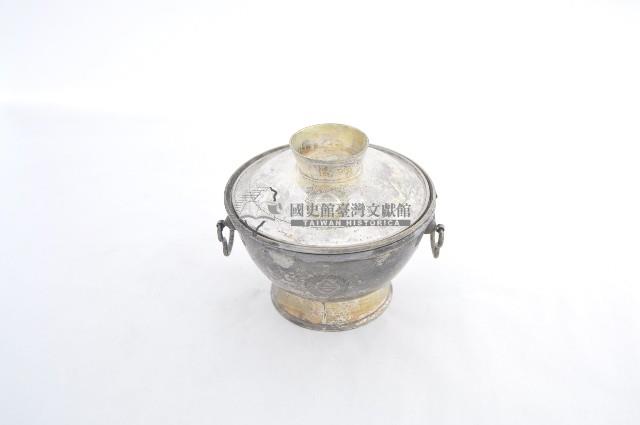 總督府徽紋雙繫環帶蓋銀碗三套組藏品圖，第1張