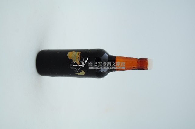 黑色不透明玻璃小型酒瓶藏品圖，第1張