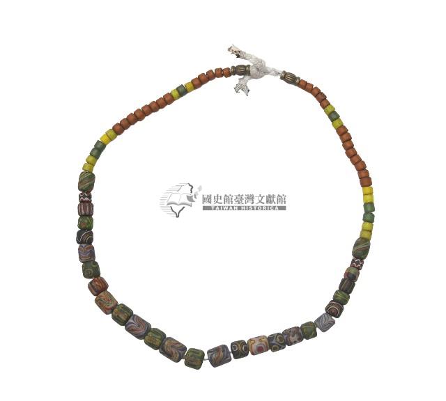 排灣族多彩琉璃珠項鍊藏品圖，第1張