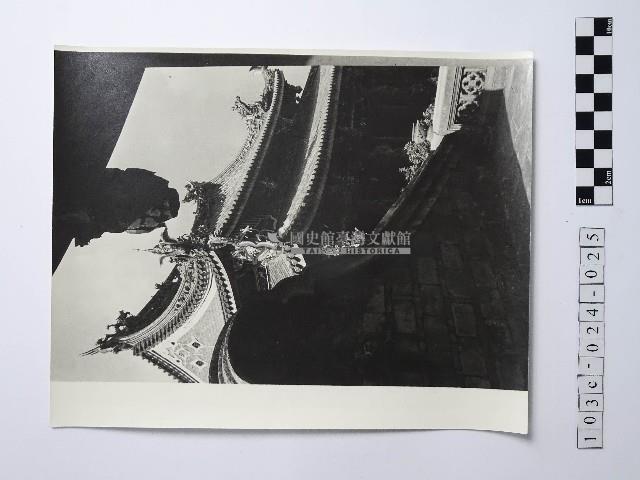 黃則修攝屋簷側拍照片藏品圖，第1張