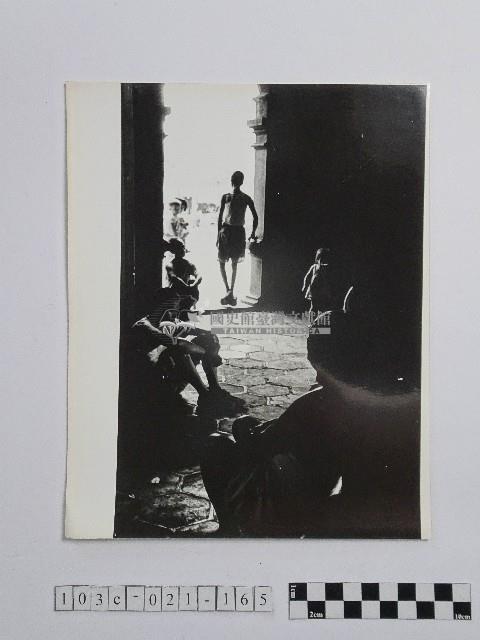 黃則修攝由廟門向廟外的視角藏品圖，第1張