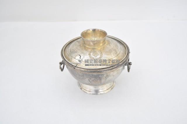 總督府徽紋雙繫環帶蓋銀碗三套組藏品圖，第1張