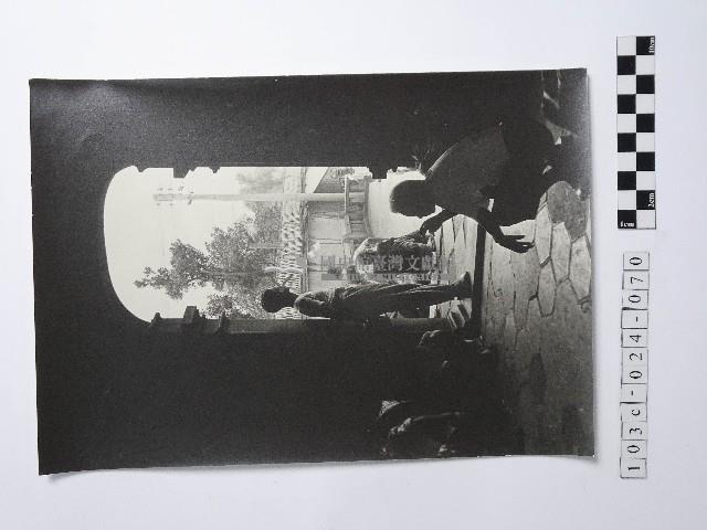 黃則修攝人倚靠廟門藏品圖，第1張