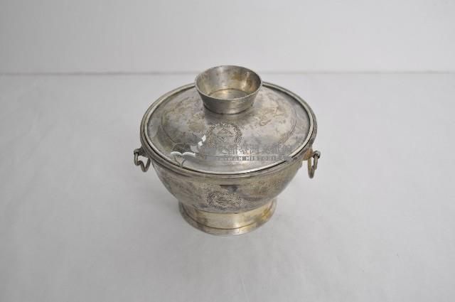 總督府徽紋雙繫環帶蓋銀碗三套組藏品圖，第1張