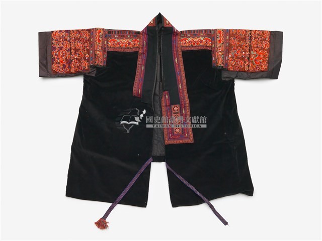 中國施洞苗族黑底交襟盛裝服飾藏品圖，第1張