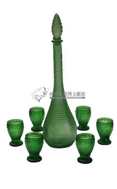 綠色帶蓋細頸方形稜狀浮雕玻璃瓶藏品圖，第1張