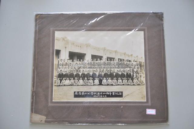 昭和十年三月鹿港第二公學校第十四回卒業紀念合照藏品圖，第1張