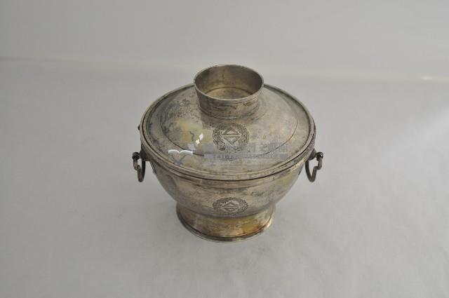 總督府徽紋雙繫環帶蓋銀碗三套組藏品圖，第1張