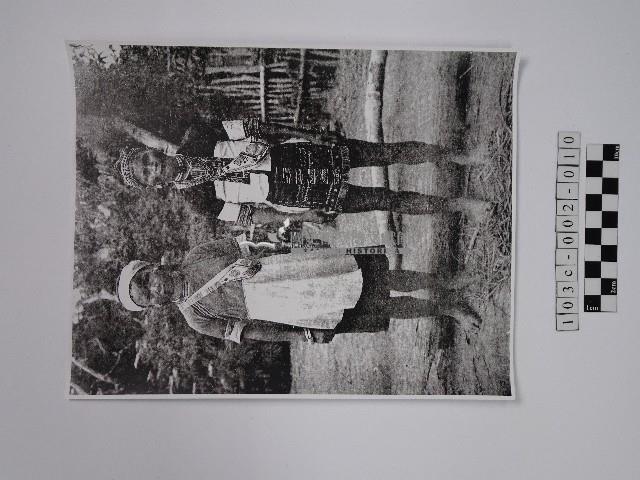 黃則修攝原住民男女合影照藏品圖，第1張