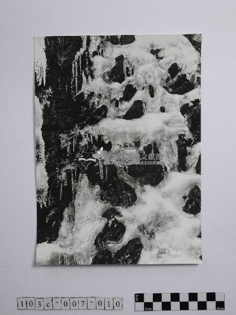 黃則修攝岩壁上的冰柱藏品圖，第1張