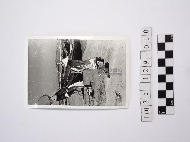 黃則修攝兩名戴著斗笠的挑夫藏品圖，第1張