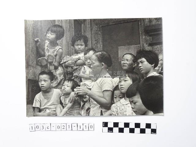 黃則修攝女子與孩童藏品圖，第1張