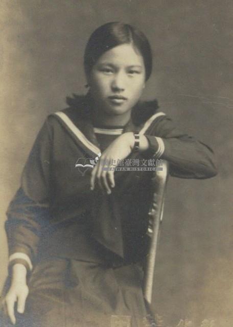 女學生獨照藏品圖，第1張