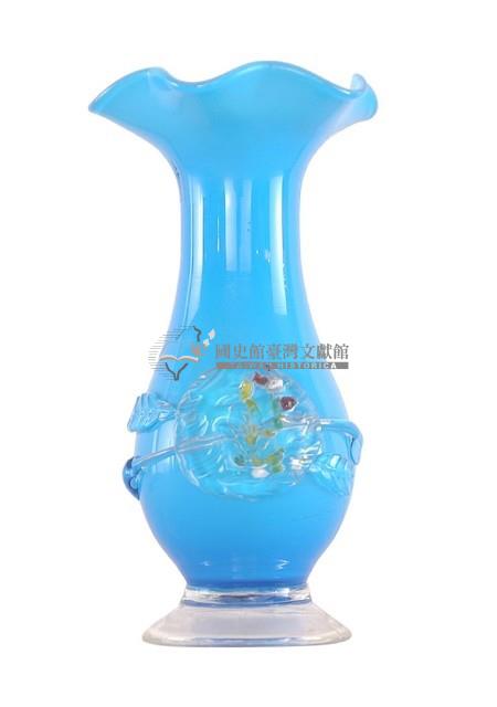 水藍色浮雕花卉紋細頸玻璃花瓶藏品圖，第1張