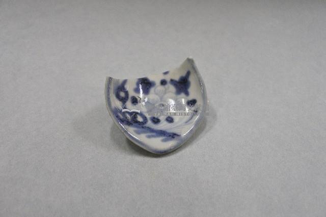 青花牡丹洞石紋湯匙殘片藏品圖，第1張