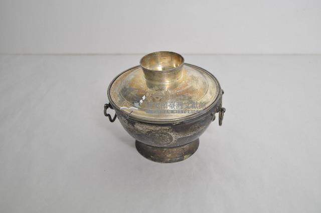 總督府徽紋雙繫環帶蓋銀碗三套組藏品圖，第1張