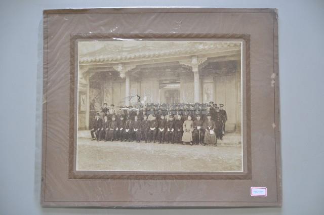 背景閩式建築前之合照藏品圖，第1張