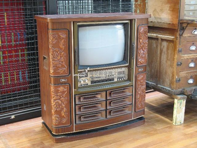 木製浮雕折枝牡丹紋櫥櫃式方形映像管電視機臺藏品圖，第1張