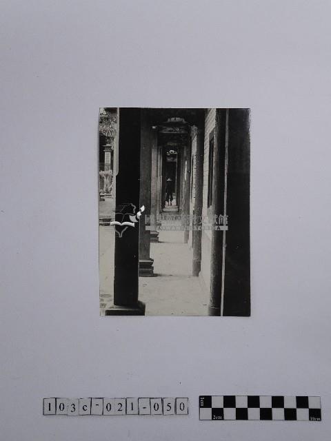 黃則修攝側邊迴廊藏品圖，第1張