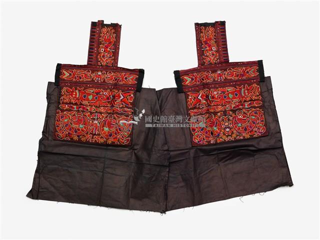 中國施洞苗族深褐色底紅刺繡繡片藏品圖，第1張