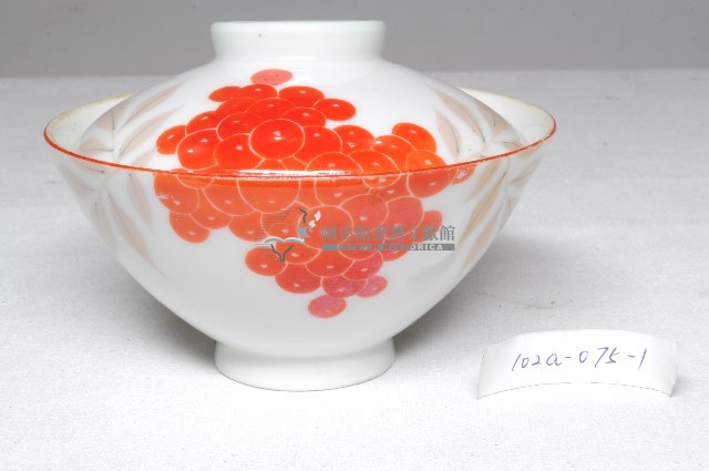白地紅彩花果紋蓋碗藏品圖，第1張