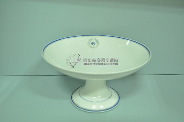 藍邊白地府徽章款高腳盤藏品圖，第1張