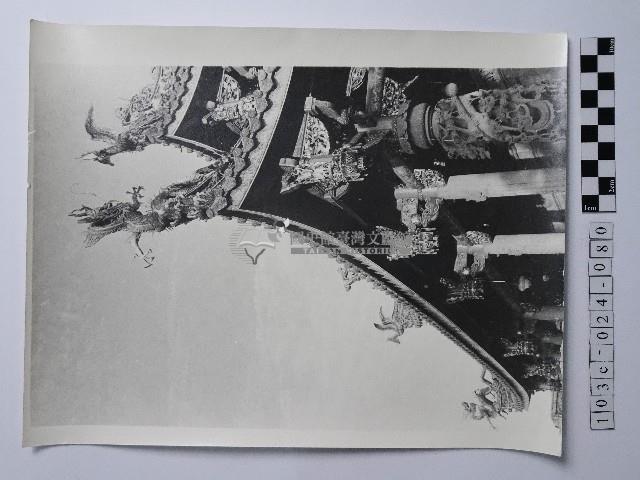 黃則修攝屋簷側拍照片藏品圖，第1張