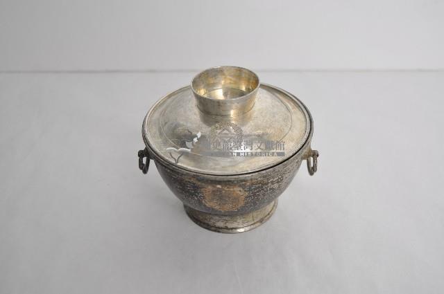 總督府徽紋雙繫環帶蓋銀碗三套組藏品圖，第1張