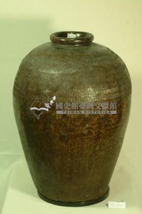 黑褐釉拍打印紋窄口豐肩式陶甕藏品圖，第1張