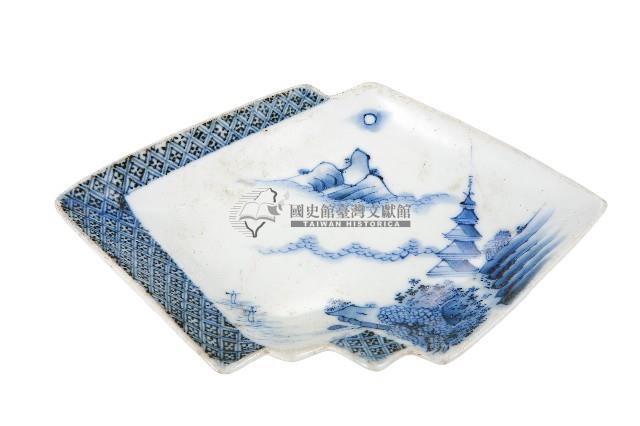 青花山水樓閣襷紋雙結型皿藏品圖，第1張