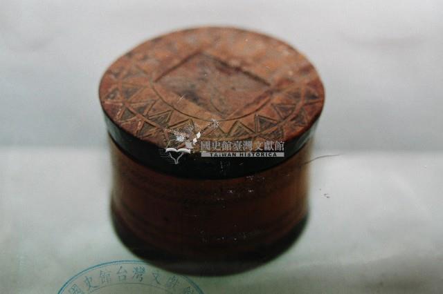 三角形刻紋圓罐藏品圖，第1張