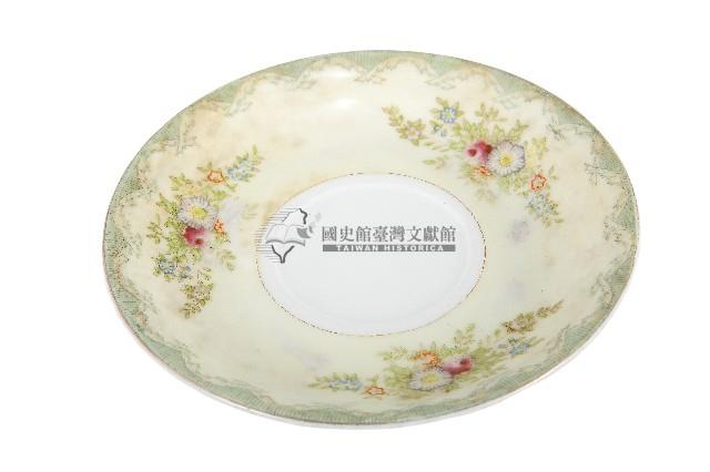 淡黃色邊印花彩繪三花卉紋瓷盤藏品圖，第1張