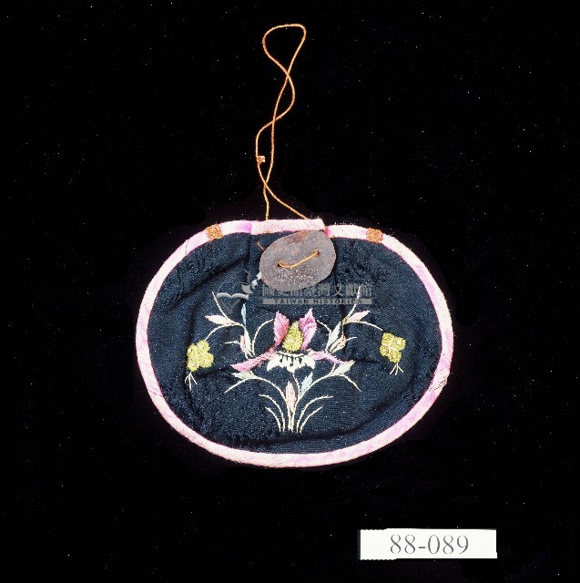 深色花卉圖樣圓形刺繡袋藏品圖，第1張