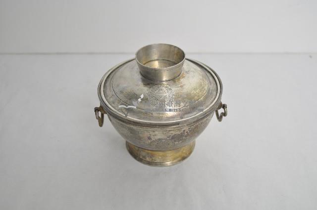 總督府徽紋雙繫環帶蓋銀碗三套組藏品圖，第1張