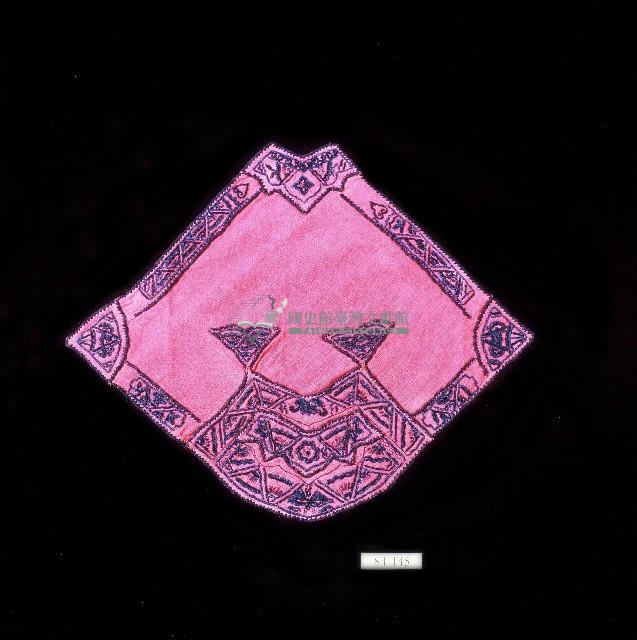 吉祥繡扇菱形附口袋肚兜藏品圖，第1張