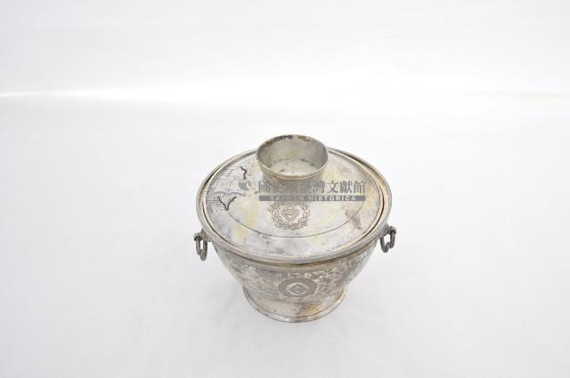 總督府徽紋雙繫環帶蓋銀碗三套組藏品圖，第1張