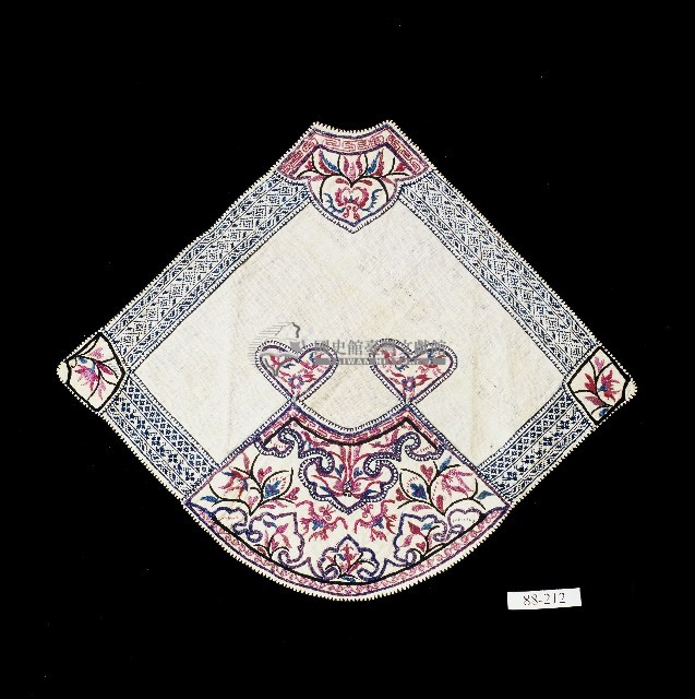 吉祥刺繡原漢融合式扇形白棉肚兜藏品圖，第1張