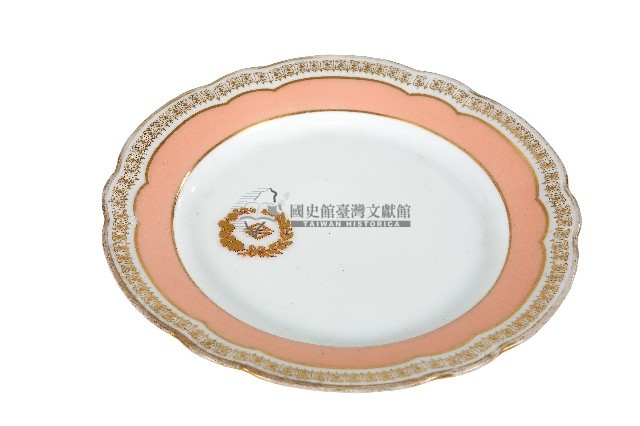 金邊花口粉彩府徽章款瓷盤藏品圖，第1張
