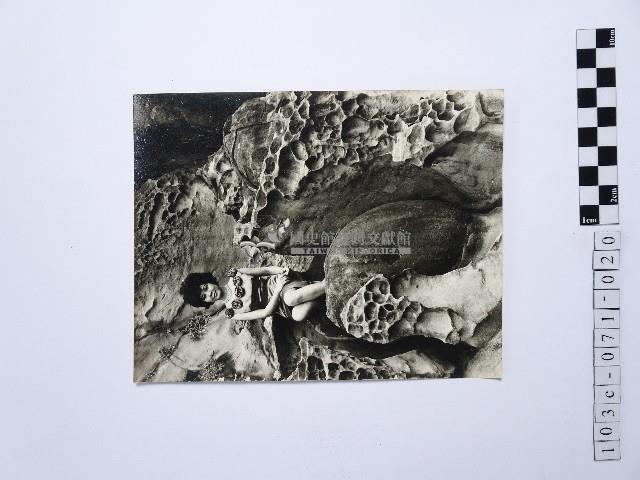 黃則修攝女性坐於野柳蜂窩岩藏品圖，第1張