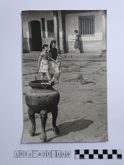 黃則修攝女子合影照藏品圖，第1張