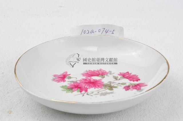 金口五彩折枝花卉紋瓷碟藏品圖，第1張