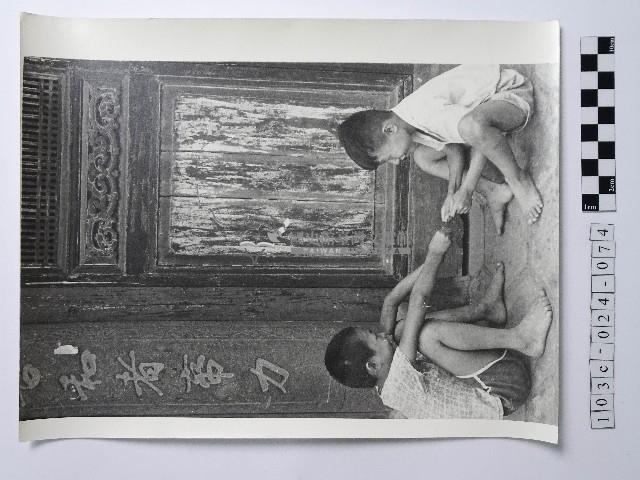 黃則修攝男童合影照藏品圖，第1張